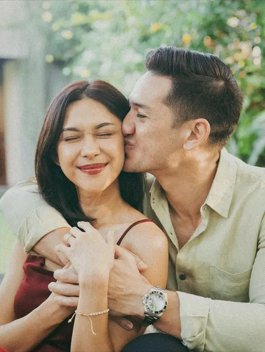 Andrew White tak kalah menawan mengenakan kemeja warna hijau yangs elaras dengan latar pemandangan di belakangnya, serta long pants hitam. [Foto: IG/andrew.white._/nanamirdad_].