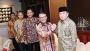 Ketua DPR Ade Komarudin (kanan) berjabat tangan dengan Dirjen Pajak Ken Dwijugiasteadi saat penyerahan SPT online melalui e - Filing di Jakarta (28/3). Ade Komarudin mendukung program yang dilakukan oleh kantor pajak tersebut. (Liputan6.com/Angga Yuniar)