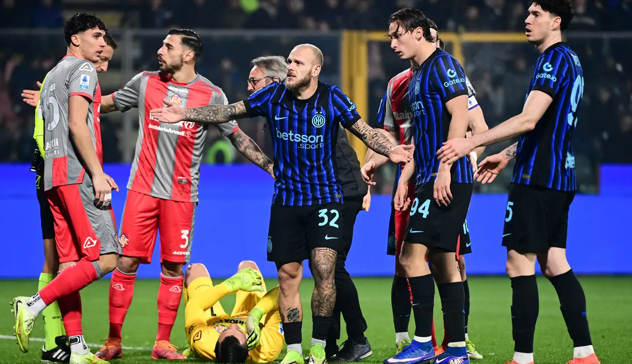Pemain Inter Milan tampak marah pada suporter saat insiden kiper Cremonese, Emil Audero, yang terkena petasan pada laga pekan ke-23 Liga Italia 2025/2026 di Stadion Giovanni Zini, Cremona, Minggu (1/2/2026). (AFP/Piero Cruciatti)