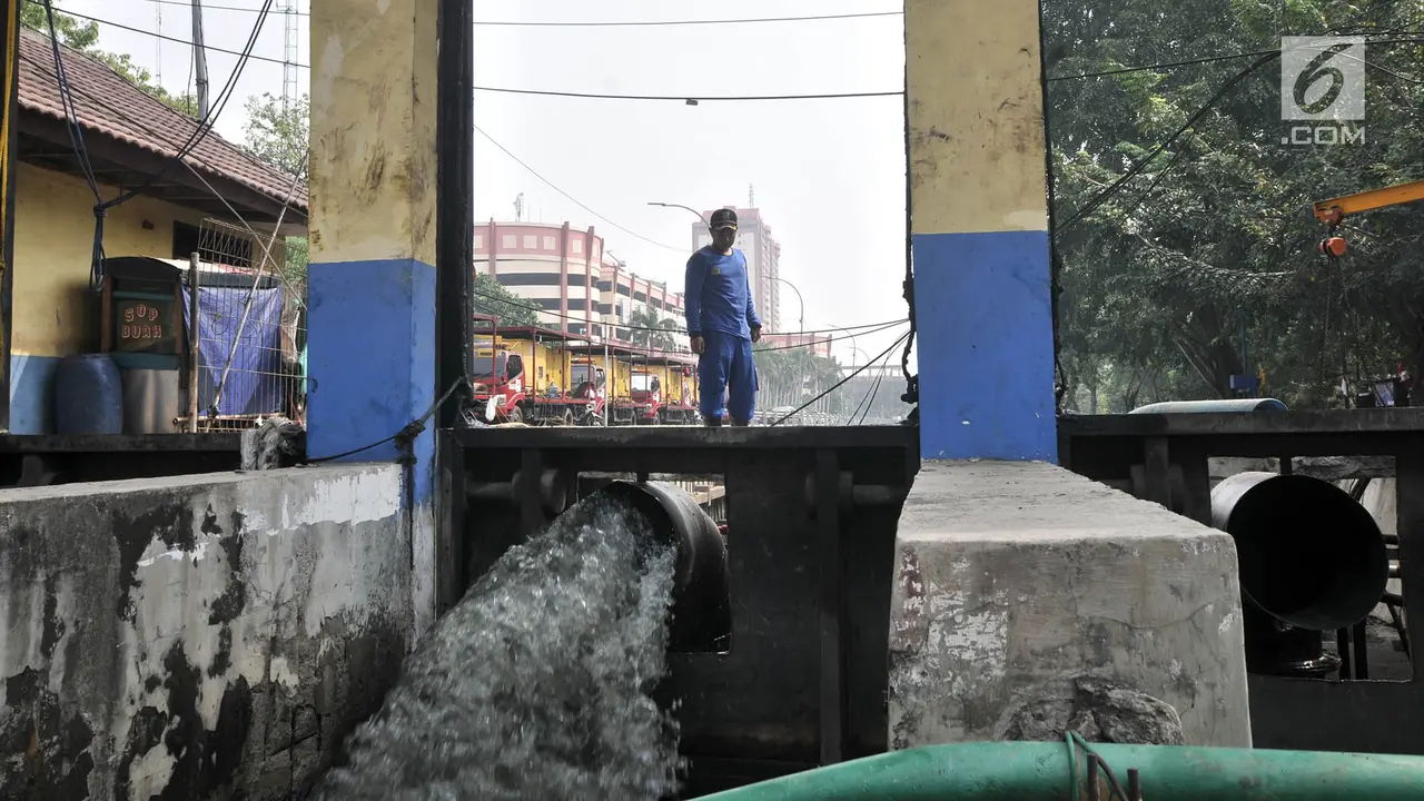Upaya Pemprov DKI Jakarta Hilangkan Bau di Kali Item