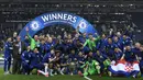 Para pemain Chelsea berpose dengan trofi Liga Champions saat merayakan juara usai mengalahkan Manchester City pada babak final Liga Champions di Stadion Dragao, Portugal, Minggu (30/5/2021). Kemenangan ini membawa Chelsea meraih gelar Liga Champions kedua dalam sejarah klub. (Pierre Philippe Marcou