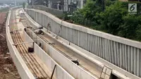 Penampakan kontruski pembangunan proyek kereta ringan (Light Rail Transit/LRT) di kawasan Kampung Makassar, Jakarta, Rabu (19/7). Proyek ini ditargetkan rampung pada tahun 2018. (Liputan6.com/Immanuel Antonius)