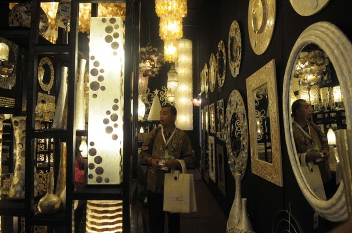 Melihat produk-produk dalam negeri di Trade Expo Indonesia 2015