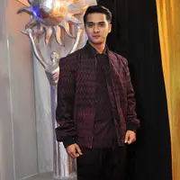 Ricky Harun yang tampil gagah di malam penghargaan SCTV Awards tampak sumringah, tak heran karena ia merupakan pemenang penghargaan kategori Aktor Utama Paling Ngetop. (Deki Prayoga/Bintang.com)