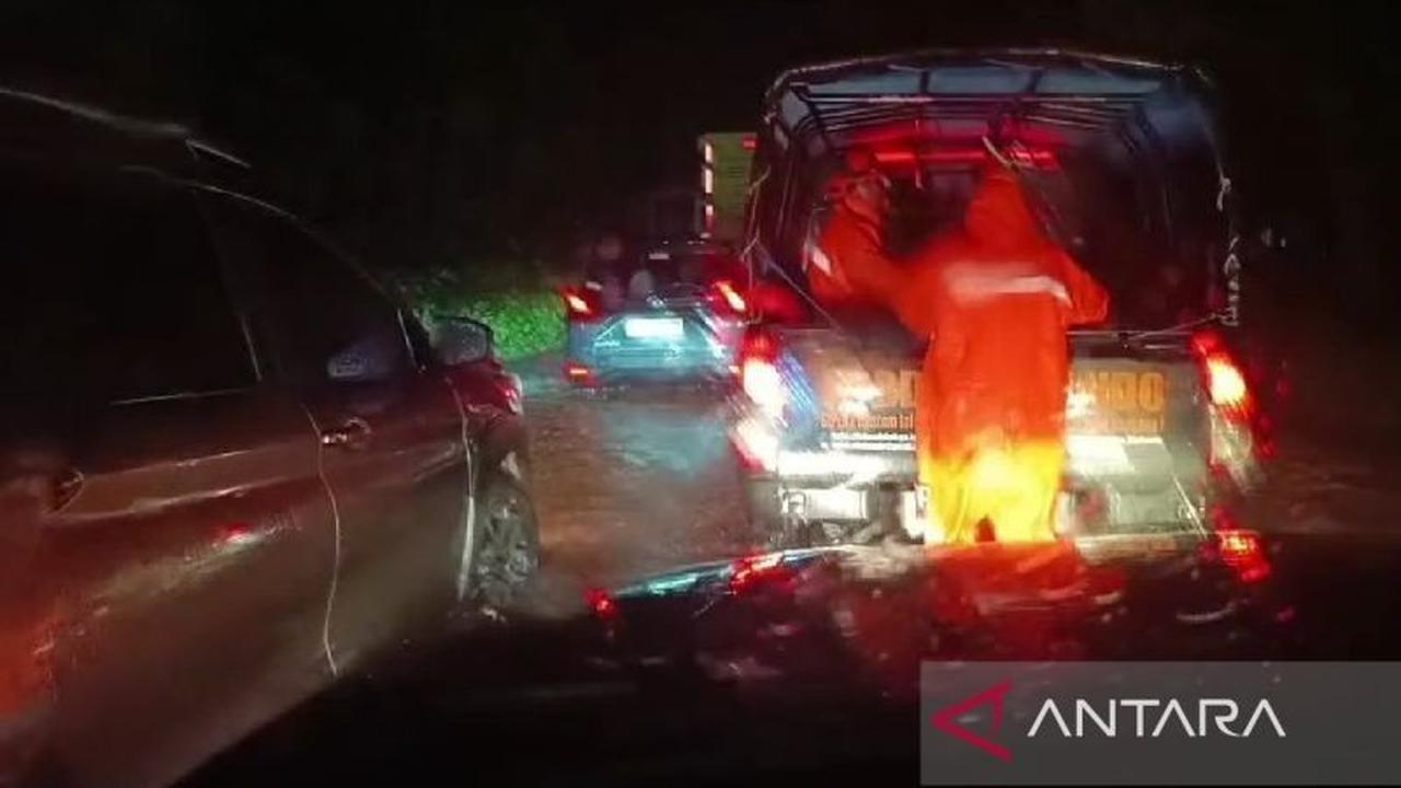 Banjir Material Batu Lumpuhkan Jalur Pantura Situbondo, BPBD Imbau Pengguna Jalan Putar Balik
