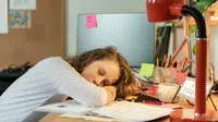 Ilustrasi tidur saat bekerja, kelelahan, letih, microsleep. (Photo by RDNE Stock project from Pexels)