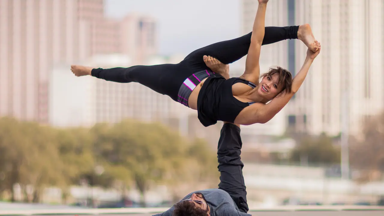 7 Foto Indahnya Gerakan Akroyoga yang Menggambarkan Arti Cinta