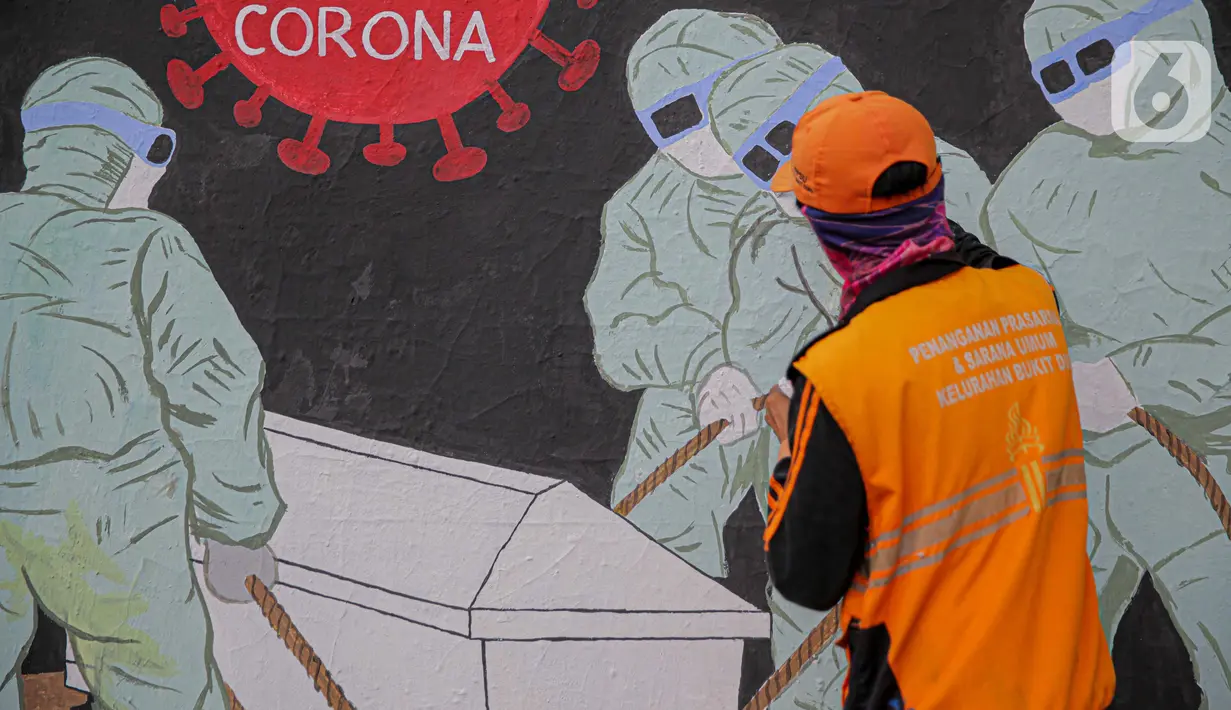 Petugas PPSU Kelurahan Bukit Duri menyelesaikan mural bertema Covid-19 di Jakarta, Selasa (11/8/2020). Mural tersebut untuk mengingatkan warga agar selalu waspada dengan Covid-19 dan mencegahnya dengan 3M (Memakai Masker, Menjaga Jarak dan Mencuci Tangan). (Liputan6.com/Faizal Fanani)