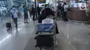 Penumpang pesawat udara membawa barang bawaan di Terminal 3 Bandara Soekarno Hatta, Tangerang, Banten, Jumat (18/12/2020). PT Angkasa Pura II (Persero) atau AP II memprediksi lalu lintas sebanyak 2,1 juta penumpang pada periode angkutan Natal dan Tahun Baru 2021. (Liputan6.com/Angga Yuniar)