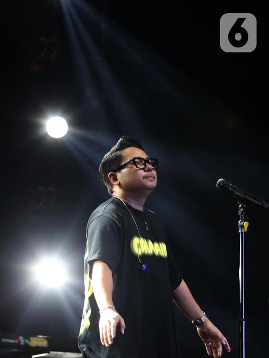 Vokalis grup band Guyon waton saat tampil pada perhetan Pekan Gembira Rakyat (PGR) Volume 7 di Parkir Barat Area Pekan Raya Jakarta, Minggu (12/5/2024). (Liputan6.com/Helmi Fithriansyah)