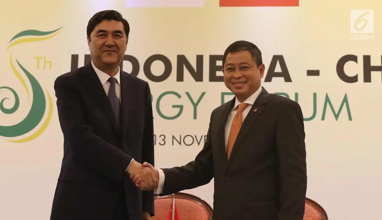 Menteri ESDM Ignasius Jonan (kanan) bersalaman dengan Administrator of the National Energy Administration of the People's Republic of China Nur Bekri usai penandatanganan kerja sama bidang energi, di Jakarta, Senin (13/11). (Liputan6.com/Angga Yuniar)