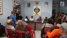 Tokoh Nasional Rizal Ramli (tengah) mendengarkan pertanyaan nelayan yang tergabung dalam Paguyuban Nelayan Kota Tegal (PNKT), di Komplek Pelabuhan Jongor, Kota Tegal, Kamis (4/1). (Liputan6.com/Pool/Asin)