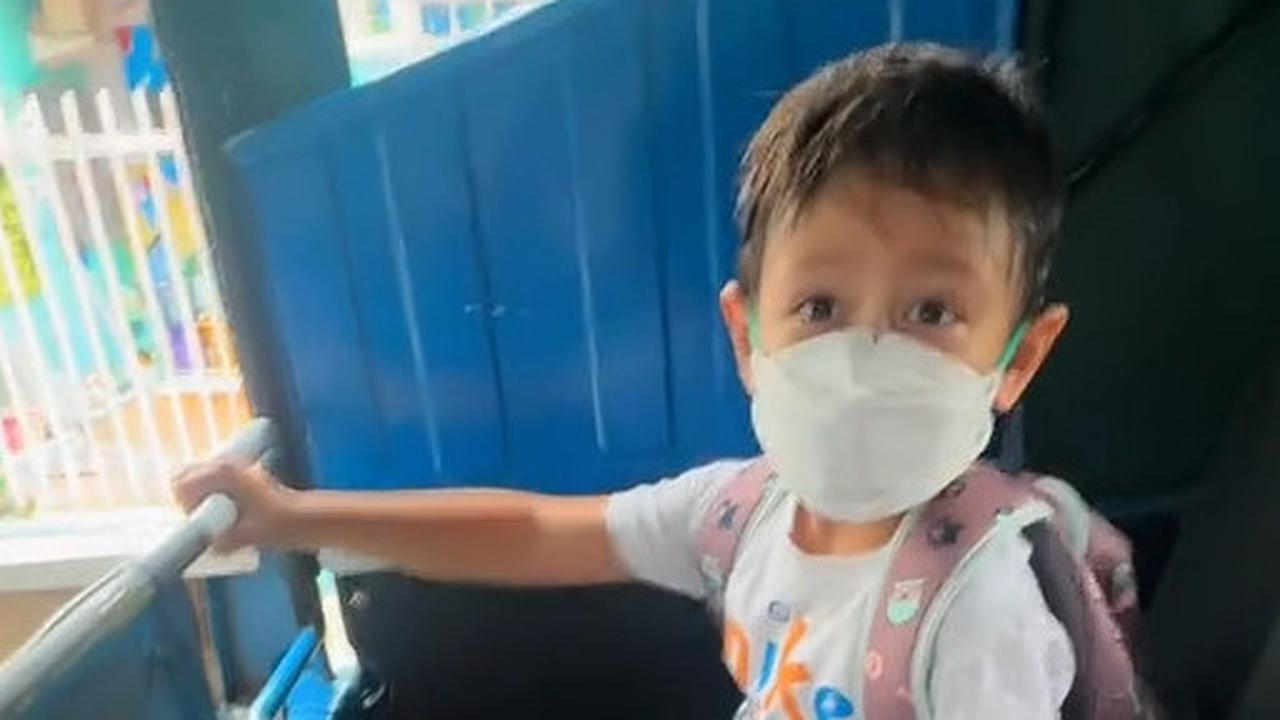 Aksi Kocak Qeenan Anak Marcell Darwin Pilih Naik Bajaj ke Sekolah Ketimbang Naik Mobil Mewah