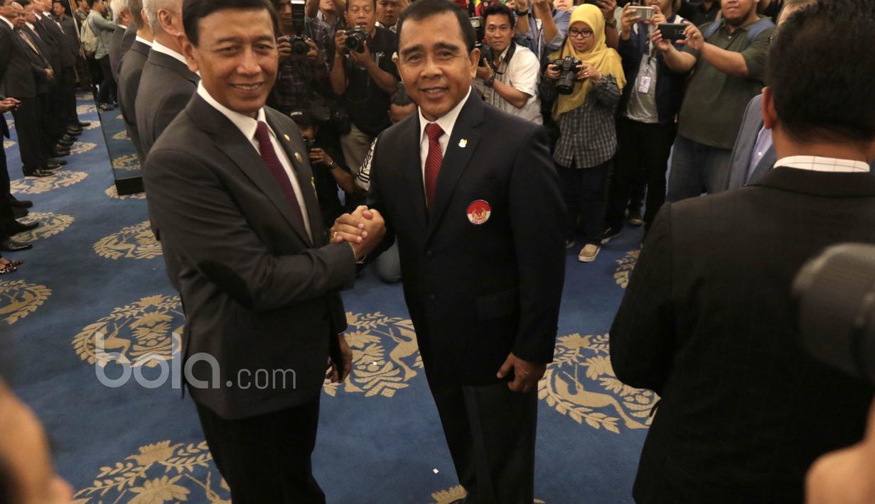 Ketua Umum PBSI, Wiranto (kiri) bersalaman dengan Ketua Umum KONI, Tono Suratman usai pelantikan pengurus PBSI di Senayan, Jakarta, Kamis (19/1/2017). (Bola.com/Nicklas Hanoatubun)