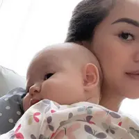 Aura Kasih bersama anaknya (Instagram/aurakasih)