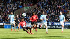 Penyerang Manchester United, Marcus Rashford terpeleset ketika berusaha melakukan tendangan ke gawang Huddersfield Town pada pekan ke-37 Liga Inggris di John Smith's Stadium, Minggu (5/5/2019). MU gagal ke Liga Champions musim depan setelah ditahan Huddersfield Town 1-1. (Anthony Devlin/PA via AP)
