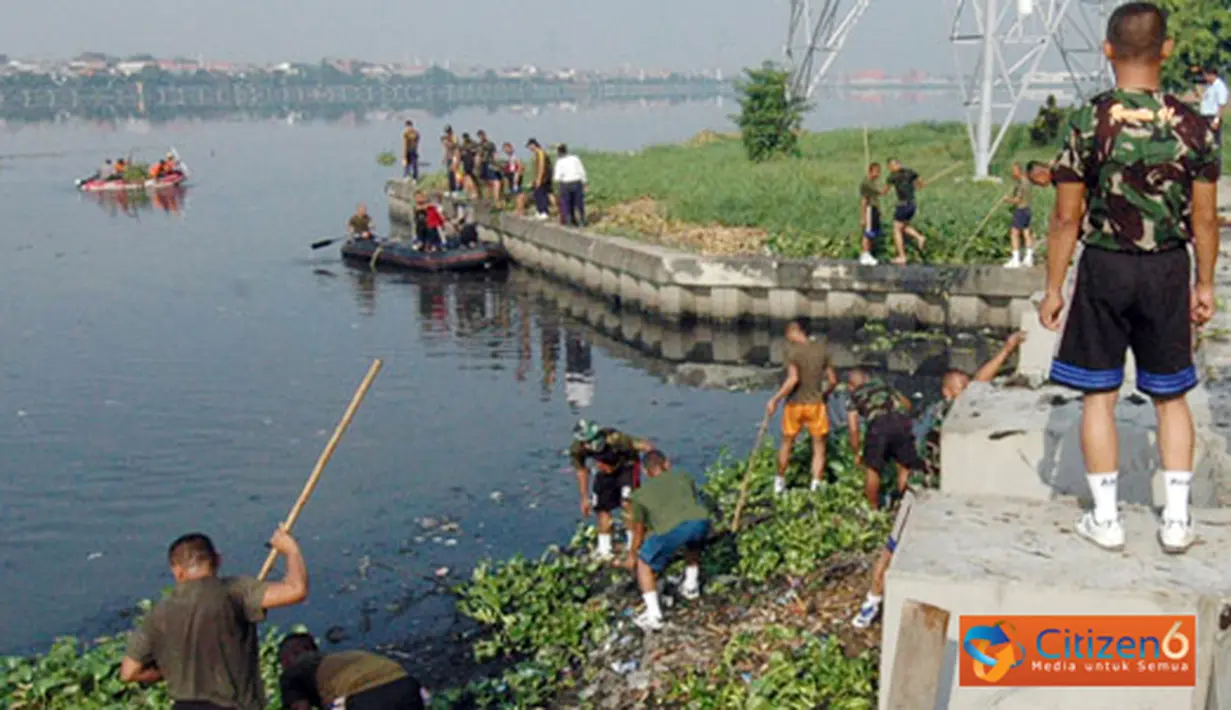 Citizen6, Surabaya: Dalam pembersihan tersebut personil kedua belah pihak menggunakan enam buah perahu karet, empat dari DKP dan dua dari Kobangdikal. (Pengirim: Penkobangdikal)

