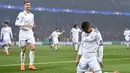 Gelandang Real Madrid Casemiro melakukan selebrasi usai mencetak gol kedua untuk timnya saat melawan PSG dalam pertandingan Liga Champions leg kedua di stadion Parc des Princes di Paris (6/3). (AFP / Franck Fife)