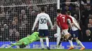 Tiga gol yang dicetak Ronaldo pada pertandingan tersebut mencatatkan torehan gol ke-807 bagi dirinya di semua kompetisi dan kemenangan ke-400 bagi MU yang diselenggarakan di Old Trafford.(AP Photo/Rui Viera)