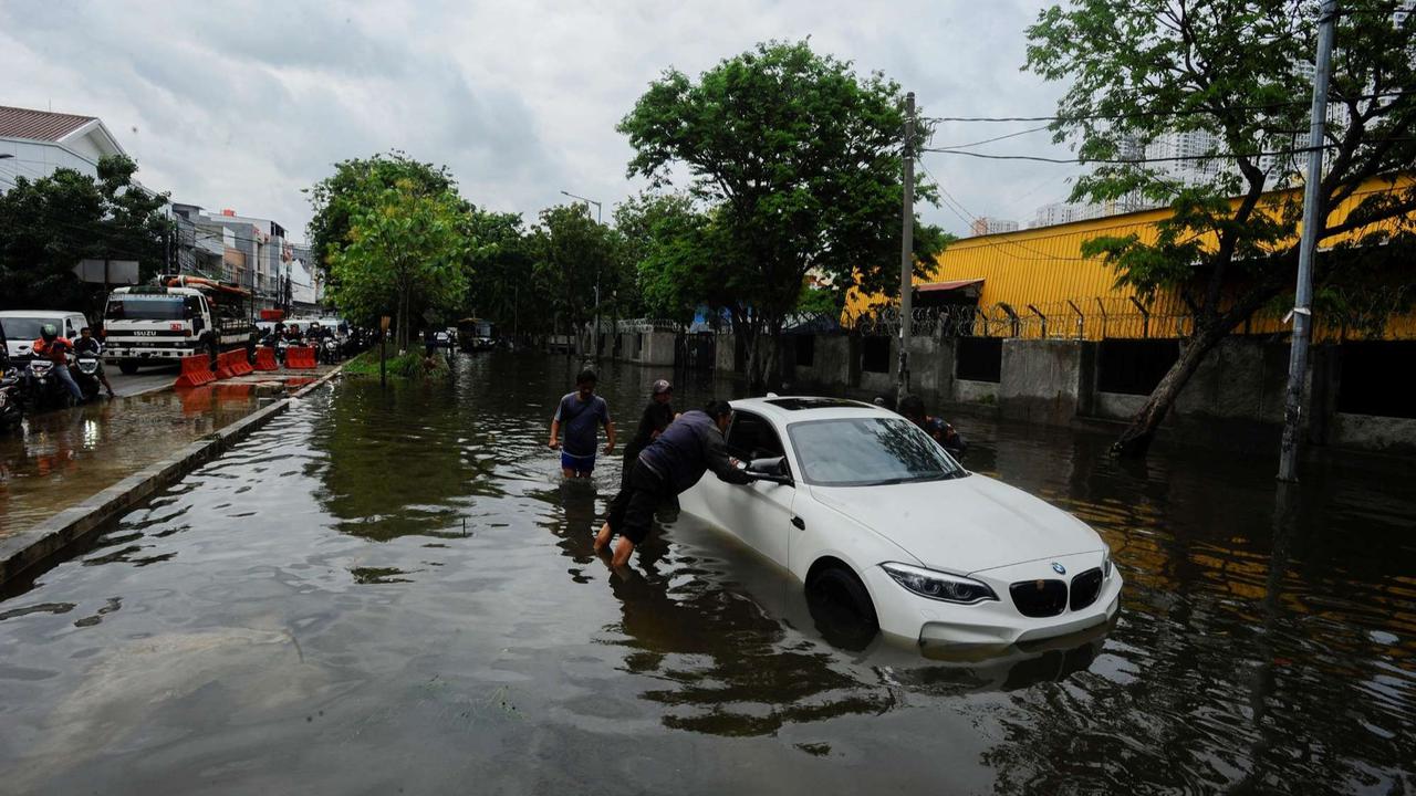 Mobil mewah mogok saat banjir rob di Muara Angke