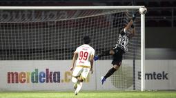 Selama Piala Menpora 2021, dia tampil dalam enam pertandingan dan mampu empat kali clean sheet. Satu di antaranya terjadi di fase grup, sedangkan sisanya berlangsung selama tiga laga fase gugur. (Foto: Bola.com/Ikhwan Yanuar)