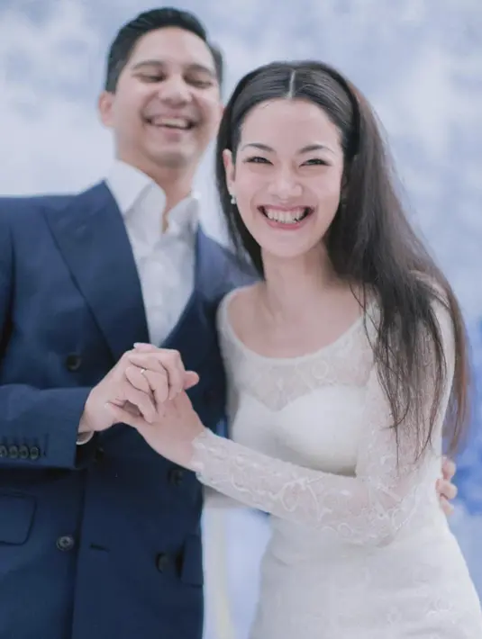 Budisatrio Djiwandono, politikus sekaligus keponakan prabowo baru saja menggelar pernikahan bersama sang kekasih Mila Gunawan. Penampilan sang istri yang anggun jadi sorotan. [Foto: Instagram/ Budisatrio Djiwandono]