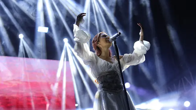 Nadin Amizah di panggung KapanLagi Buka Bareng BRI Festival 2024. [Foto: Adrian Putra/Fimela]