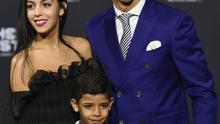 Ronaldo yang sangat tampan dengan setelan tuxedo berwarna birunya berlenggang di karpet hijau bersama anak dan wanita berambut panjang bernama Georgina Rodriguez. Model asal Spanyol itu ternyata kekasih baru Ronaldo. (AFP)