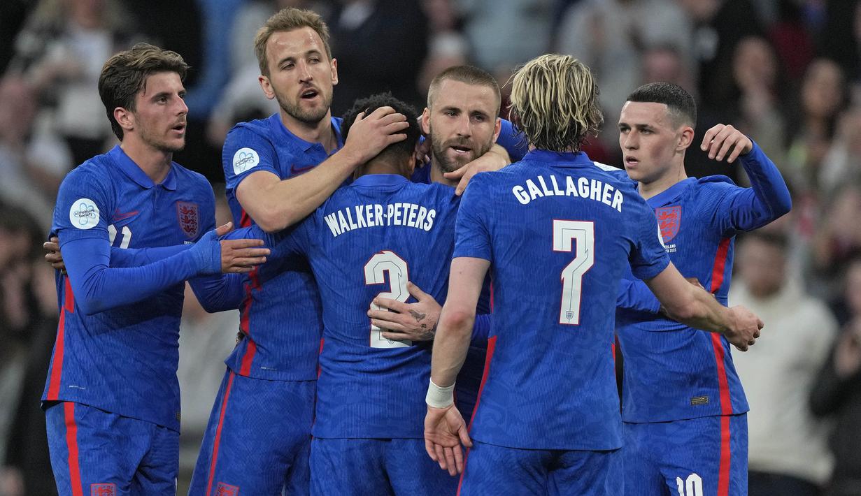 Dua gol kemenangan Inggris dicetak oleh Luka Shaw dan Harry Kane. Sementara Swiss cuma mampu memperkecil kedudukan lewat Breel Embolo. (AP/Alastair Grant)