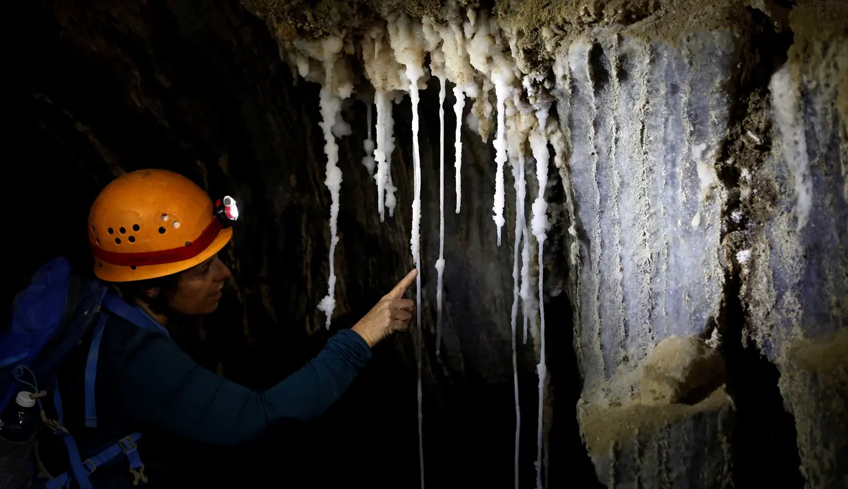 Seorang wanita melihat stalaktit garam dalam Gua Malham di Gunung Sodom, Israel, Rabu (27/3). Para peneliti Israel menyatakan Gua Malham merupakan gua garam terpanjang di dunia dengan panjang hampir 10 Km. (REUTERS/Nir Elias)