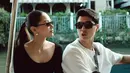 Bersanding dengan Alyssa, Al Ghazali menunjukkan bahwa pria pun bisa tampil modis dengan gaya simpel. Pada siang hari, Al memilih striped pants yang kasual namun trendi, dipadukan dengan kaus putih polos, crossbody bag, dan kacamata hitam yang memberikan kesan maskulin dan modern. [@alghazali7].