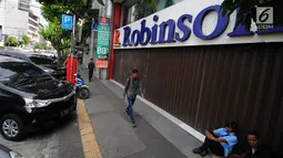 Pejalan kaki melintas di depan pertokoan yang tutup di Jalan Sabang, Jakarta pada Rabu (22/5/2019). Pemilik toko dan pengelola kantor di kawasan tersebut menutup toko dan kantor mereka imbas aksi 22 Mei 2019 yang berakhir rusuh di beberapa titik lokasi. (Liputan6.com/Aangga Yuniar)