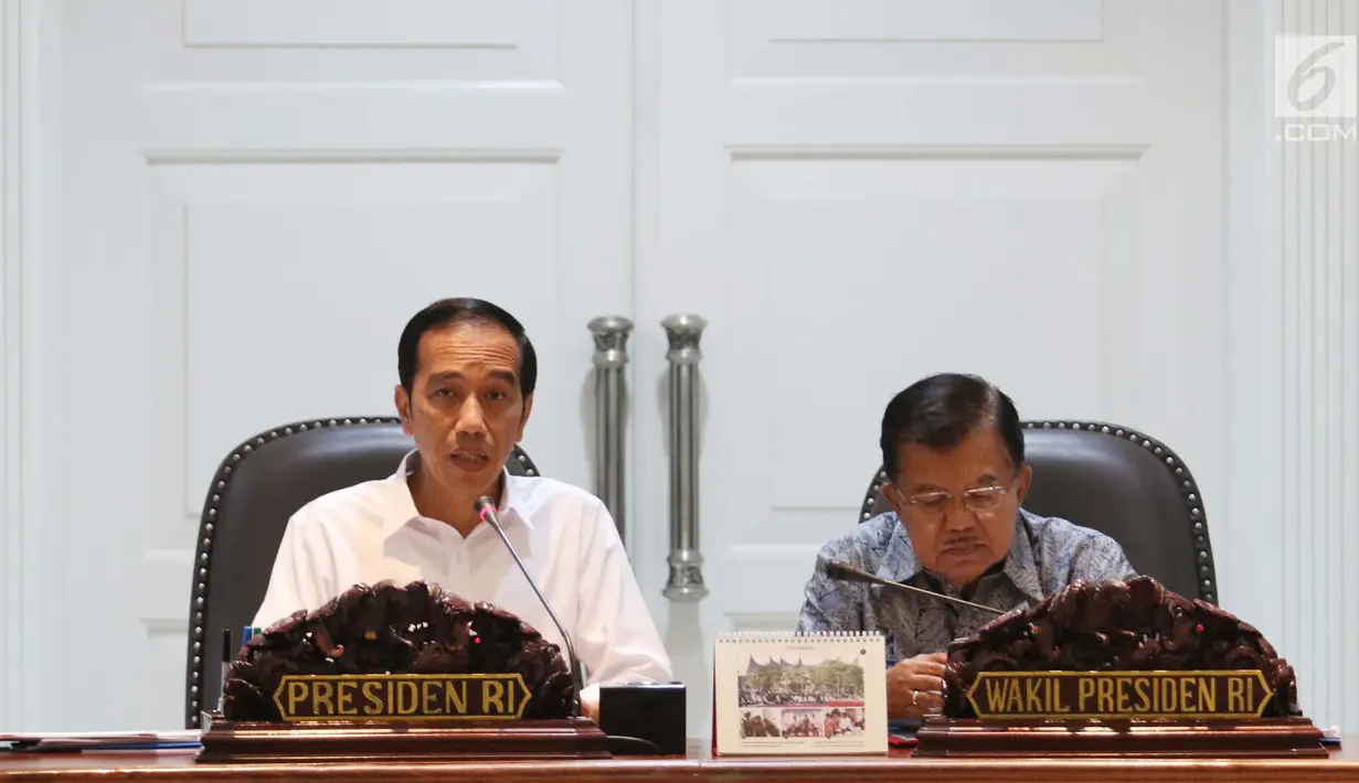 Presiden Joko Widodo (Jokowi) bersama Wakil Presiden (Wapres) Jusuf Kalla memimpin rapat terbatas di Kantor Kepresidenan, Jakarta, Rabu (26/7). Dalam rapat terbatas tersebut membahas tentang Pemantapan Program Bela Negara. (Liputan6.com/Angga Yuniar)