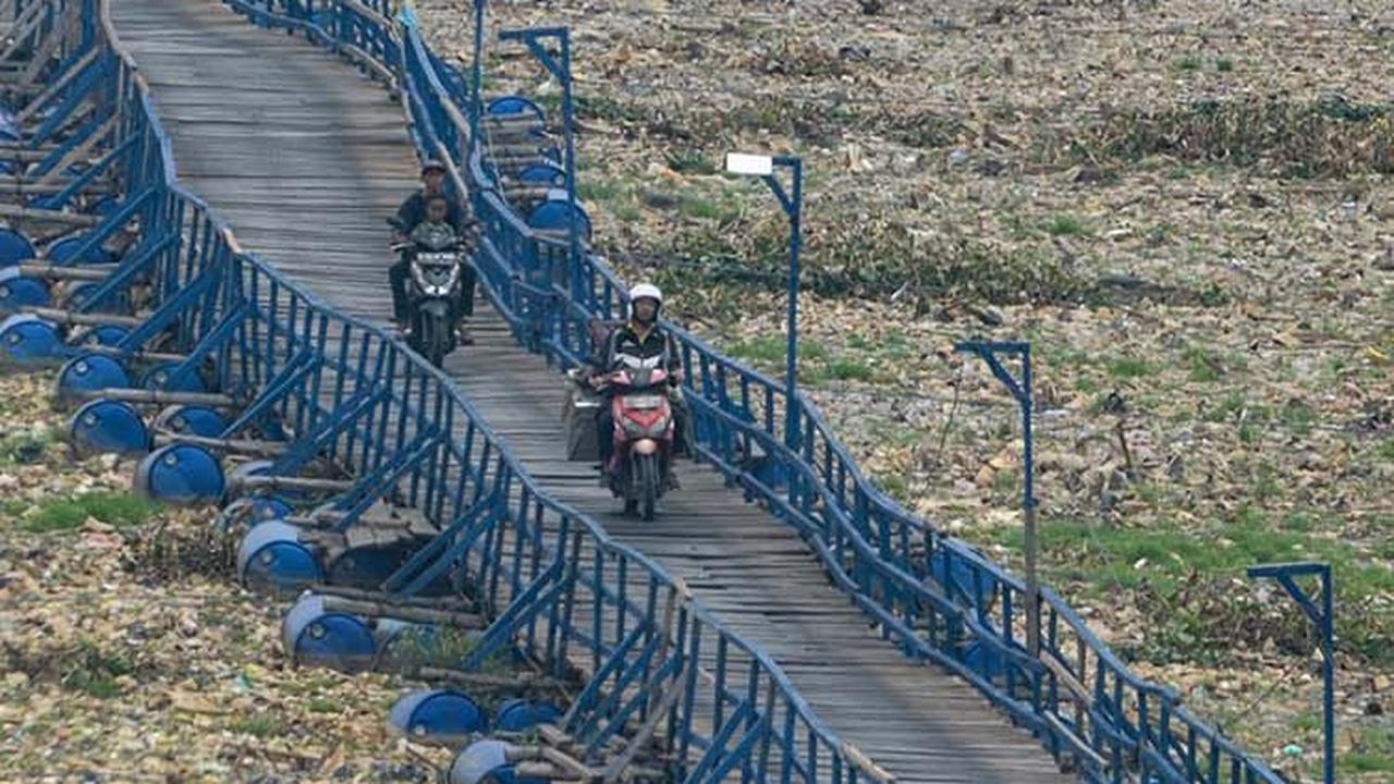Aliran yang menjadi titik awal pasokan air untuk Waduk Saguling ini telah terlihat bagian dasarnya. Tampak berlumpur dan dipenuhi sampah.