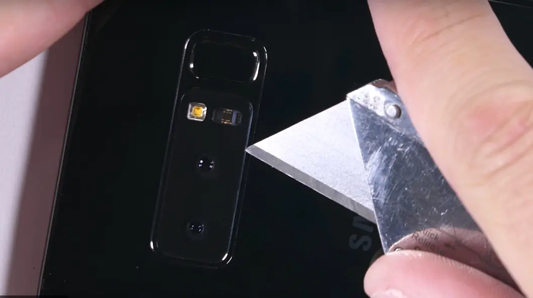 Bagian belakang Galaxy Note 8 digores dengan cutter (Sumber: YouTube/ JerryRigEverything)