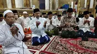 Presiden PKS bersama KH Thoha Kholili, cicit Syaikhona Kholil, di Bangkalan Jawa Timur. (Istimewa)