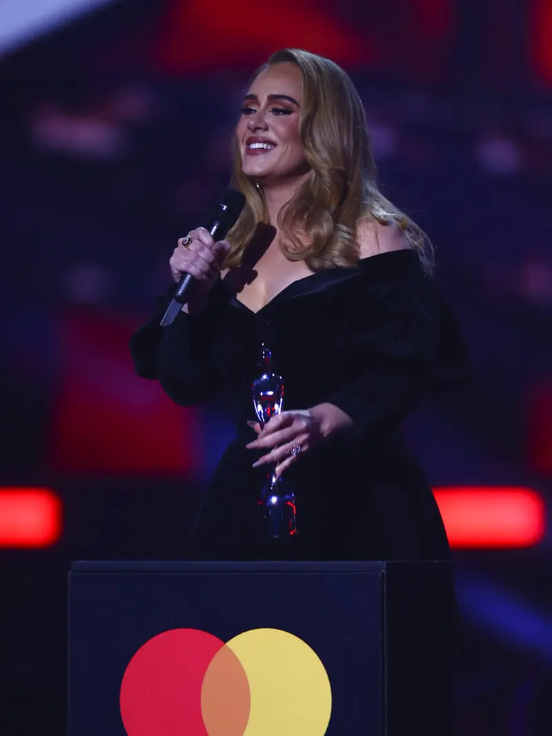 FOTO: Adele Raih 3 Penghargaan BRIT Awards 2022