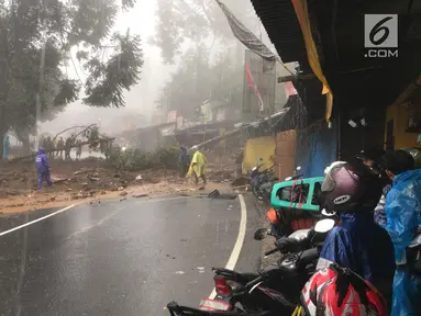 Kondisi longsor yang terjadi di kawasan Puncak Bogor, Jawa Barat (5/2). Telah terjadi longsor di empat titik di daerah Puncak. (Foto: Lantas Bogor)