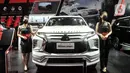 Dua sales promotion girl (SPG) berpose dekat kendaraan yang dipamerkan pada Indonesia International Motor Show (IIMS) 2023 di Jiexpo Kemayoran, Jakarta, Kamis (16/2/2023). Selain mobil keluaran terbaru, pesona SPG cantik menjadi sorotan pengunjung sekaligus pemanis dalam pameran IIMS 2023. (merdeka.com/Iqbal S. Nugroho)