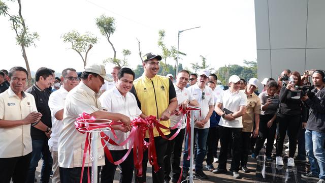 Prabowo Subianto bersama Ketua PSSI Erick Thohir dan Menpora Dito Ariotedjo saat meresmikan pembukaan turnamen U-17 Nusantara Open 2023 di Gelanggang Akademi Sepakbola Garudayaksa.