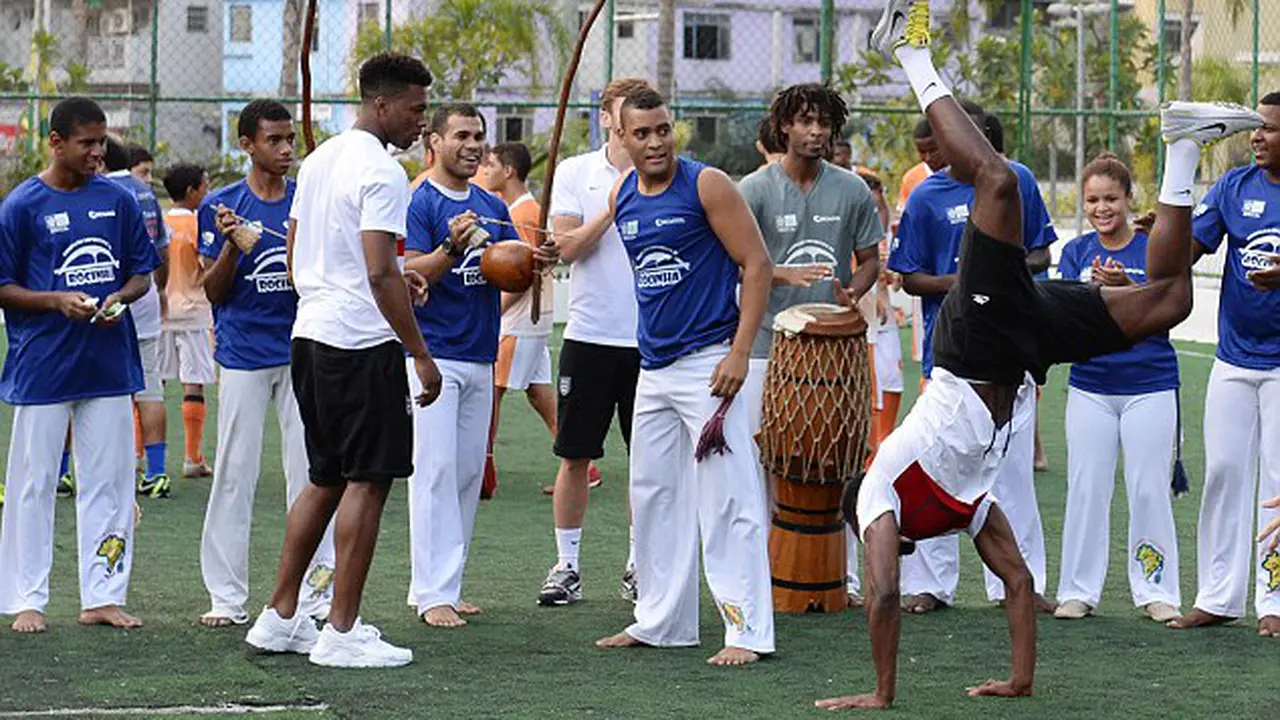 Daniel Sturridge dan Danny Welbeck belajar Capoeira