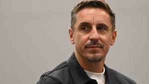 Mantan pesepak bola, Gary Neville, bersiap untuk mengambil bagian dalam acara panel Liga Inggris pada hari kedua konferensi tahunan Partai Buruh di Liverpool, Inggris barat laut, pada 23 September 2024. (Oli SCARFF /AFP)