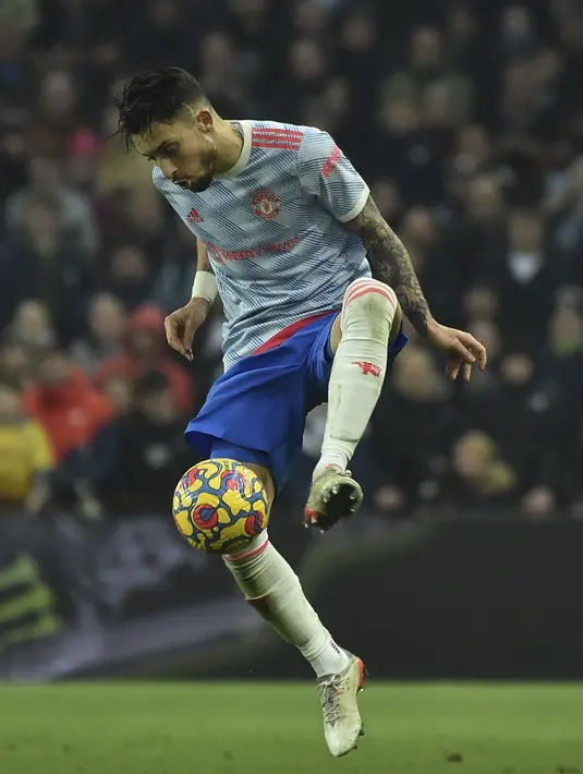 Bek Manchester United, Alex Telles mengontrol bola saat bertanding melawan Aston Villa pada pertandingan lanjutan Liga Inggris di Villa Park di Birmingham, Inggris, Minggu (16/1/2022). Aston Villa kini berada di posisi ke-13 dengan 23 poin. (AP Photo/Rui Vieira)