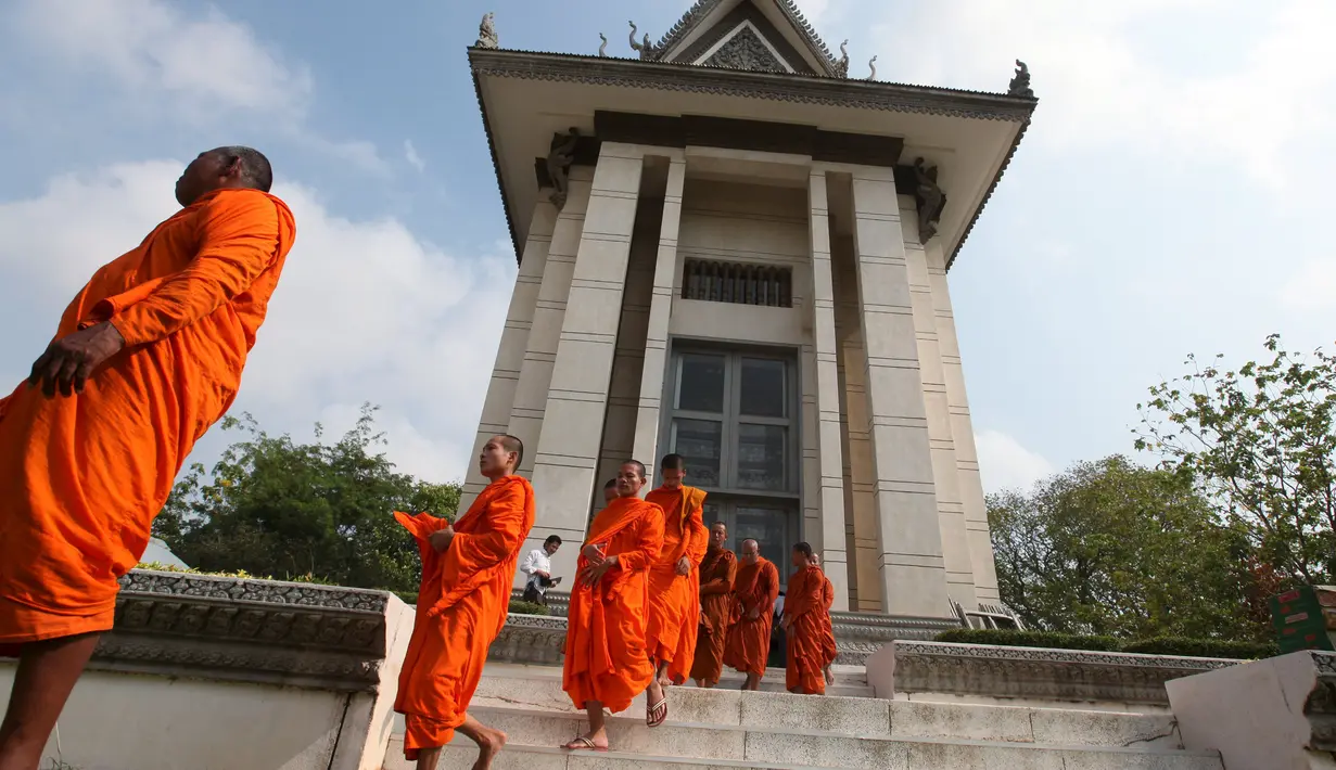 Sejumlah usai berdoa di Choeung Ek, Phnom Penh, Kamboja, (17/4). Ini untuk memperingati museum Choeung Ek sebagai saksi bisu dari tragedi kemanusiaan terkejam selama rezim Khmer Merah. (REUTERS / Samrang Pring)