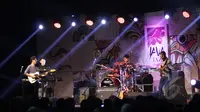 Aksi dari musisi Tohpati (kiri) di panggung Java Jazz Festival 2015 di JIExpo, Jakarta, Sabtu (7/3). Sebanyak 470 musisi dalam dan luar negeri tampil di ajang musik jazz tahunan tersebut. (Liputan6.com/Faizal Fanani)