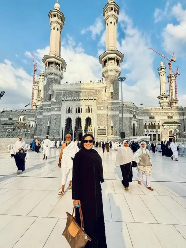 Inspirasi Model Gamis Risa Dewi, Ibunda Alyssa Daguise