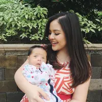 "(Saya) video call (panggilan video) setiap hari. (Suami) tanya lagi apa, baby lagi apa. Karena dia kerja, jadi paling telepon saat sore sampai dia tidur," kata Tasya ditemui di kawasan Menteng, Jakarta Pusat, Selasa (22/7/2019). (Instagram/tasyakamila)