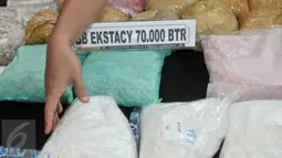 Barang bukti narkoba yang diamankan petugas Dirtipid Narkoba Bareskrim Polri, Cawang, Jakarta, Selasa (7/3). Dari 7 tersangka, petugas mengamankan barang bukti 48 kg sabu dan 70.000 butir pil ekstasi. (Liputan6.com/Yoppy Renato)