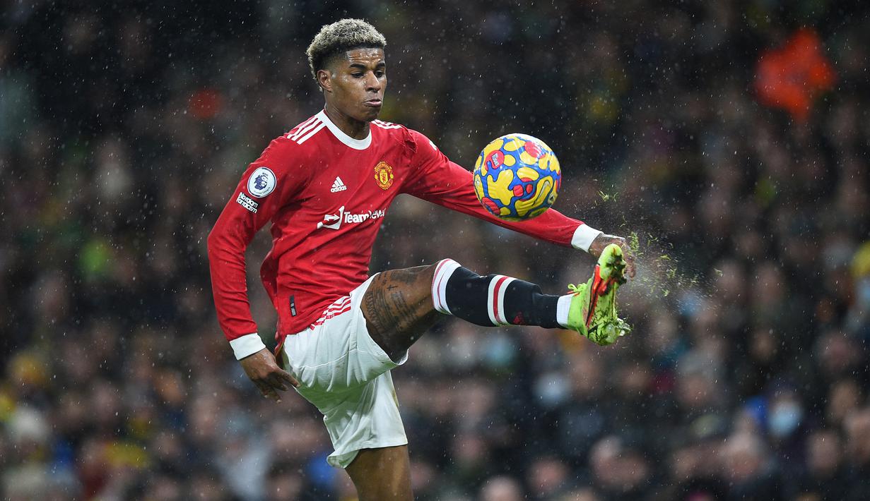 Pada menit ke-61 Manchester United gantian memiliki peluang lewat Marcus Rashford. Tembakan kaki kanannya usai skema serangan balik cepat masih menyamping tipis dari gawang Tim Krul. (AFP/Daniel Leal)