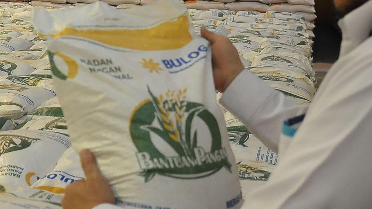Stok bantuan pangan 10 Kg beras tersebut terlihat tersimpan aman di Gudang Bulog Jakarta. Beras-beras ini akan dibagian kepada warga untuk menekan inflasi beras.